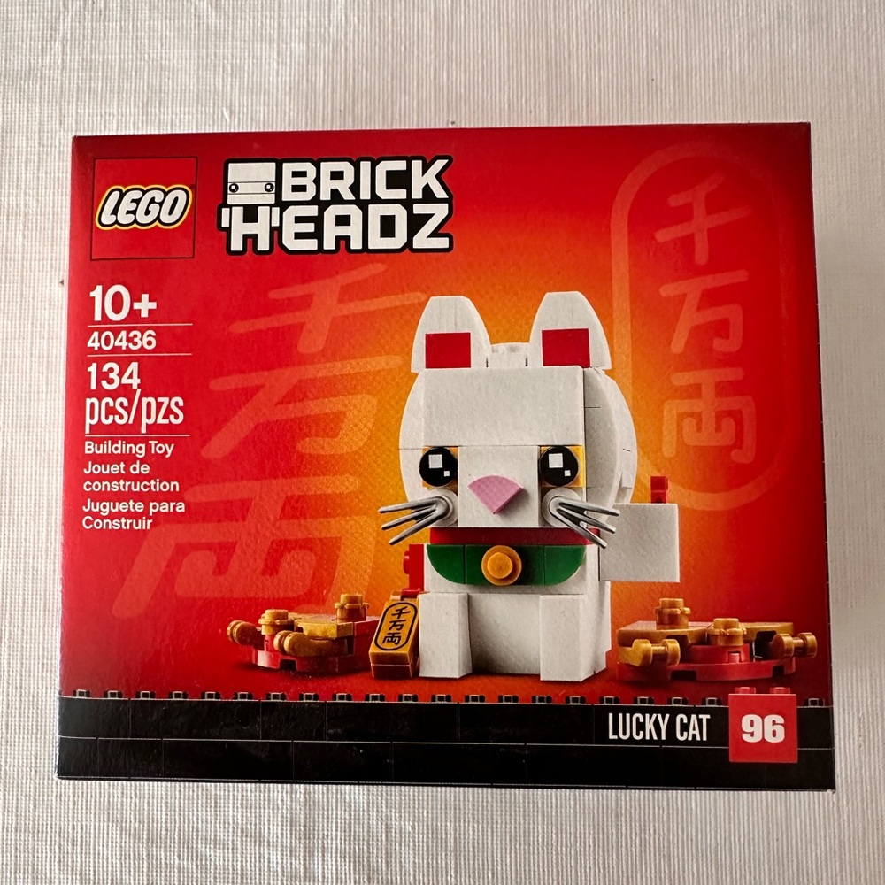 LEGO BrickHeadz Lucky Cat in White, Red, and Green